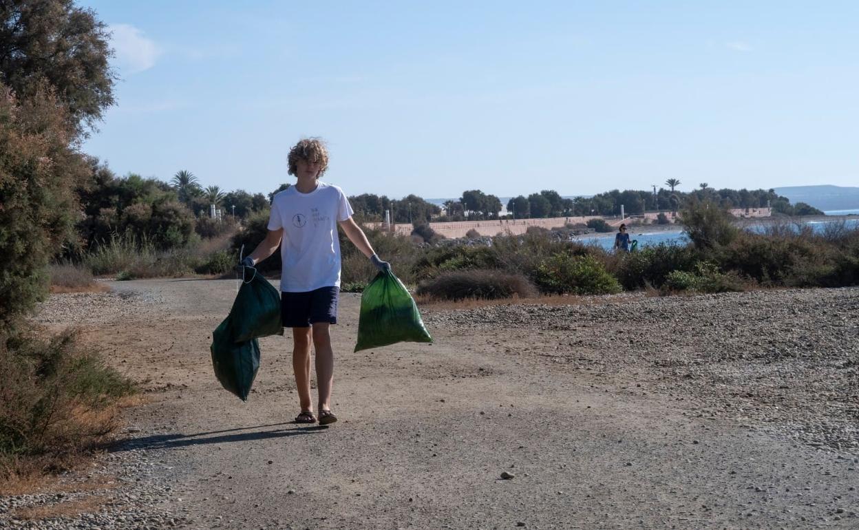 La limpieza del Andarax y El Bobar reúne a un centenar de voluntarios